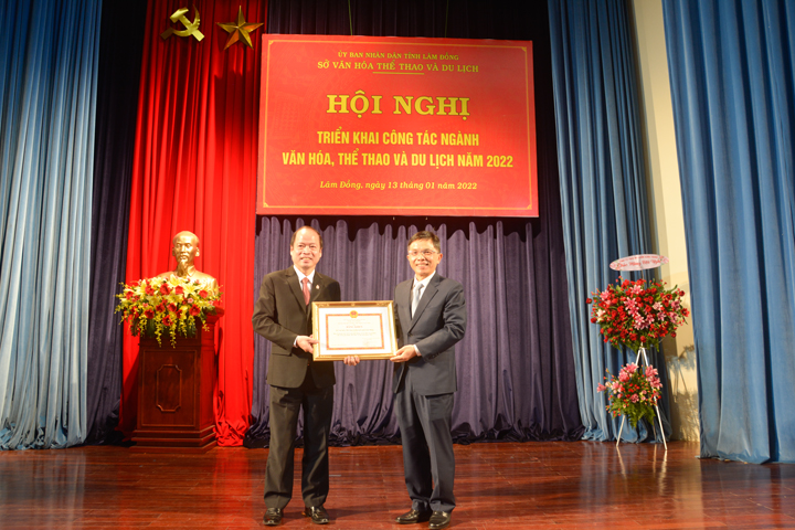 Ngành VHTTDL Lâm Đồng vinh dự nhận Bằng khen của Thủ tướng chính phủ với thành tích xuất sắc 20 năm phong trào toàn dân đoàn kết xây dựng đời sống văn hóa (2000 – 2020).